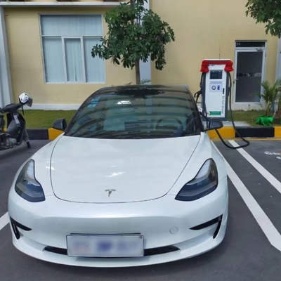 สถานีชาร์จรถยนต์สาธารณะกลางแจ้งที่มี CCS Type 2 CHAdeMO Interface