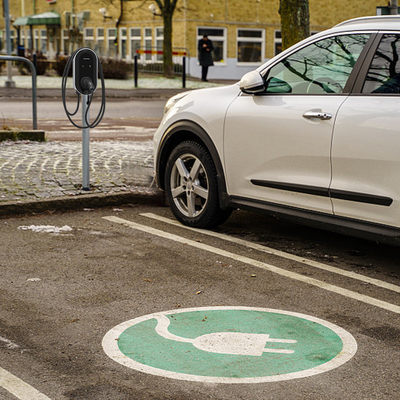 VW ID4 สถานีชาร์จ EV ระดับ 2 ของรถไฟฟ้าที่มีการสื่อสารจุดต่อจุด