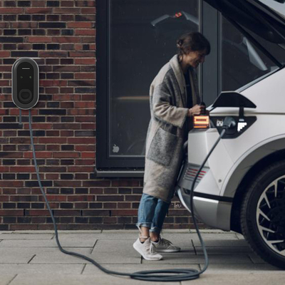 สถานีชาร์จติดผนังแบบพกพา 3 ขั้นตอน 7KW-22kw สําหรับฮ่องกี ณ ศูนย์การค้ากลางแจ้ง